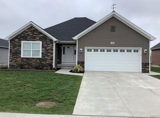 126 Country Club Dr, Grand Island, NY 14072