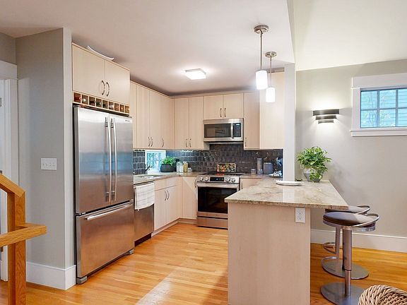 5th image of 18 Hazel St