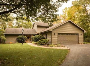 5211 Bittersweet Ln, Oshkosh, WI 54901