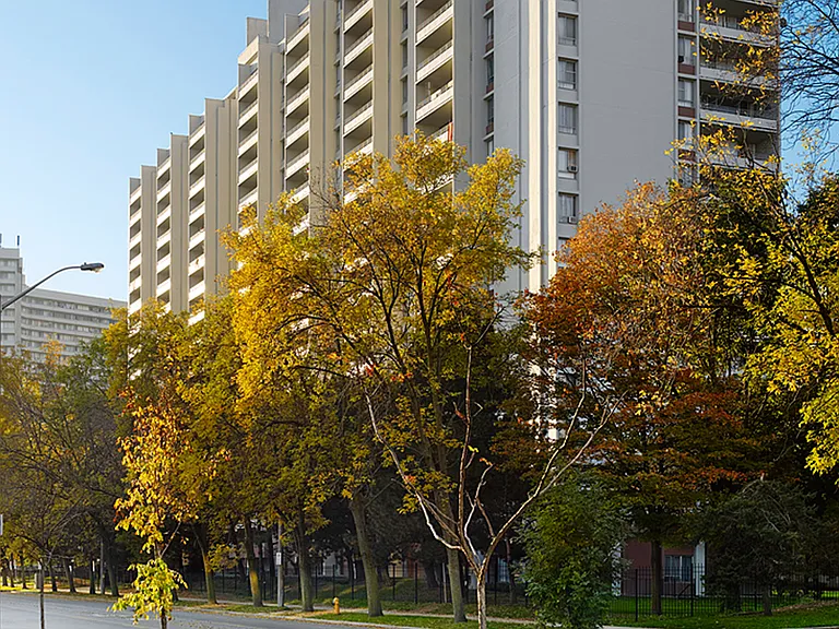35 Thorncliffe Park Dr — Photo 3
