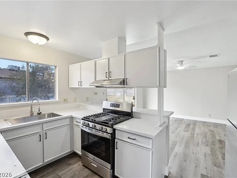 204 Breeze St — Photo 6