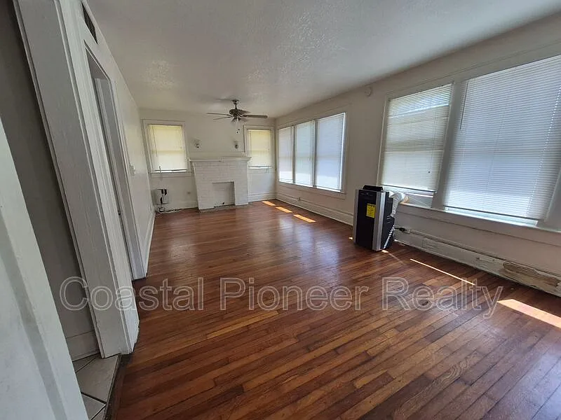 2 bed, 1.0 bath, 950 sqft, $1,495 — Photo 3