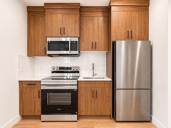 4th image of 515 17th Ave NW #1
