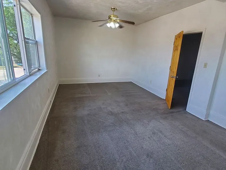 519-521 W Keefe Ave. (Duplex) — Photo 9