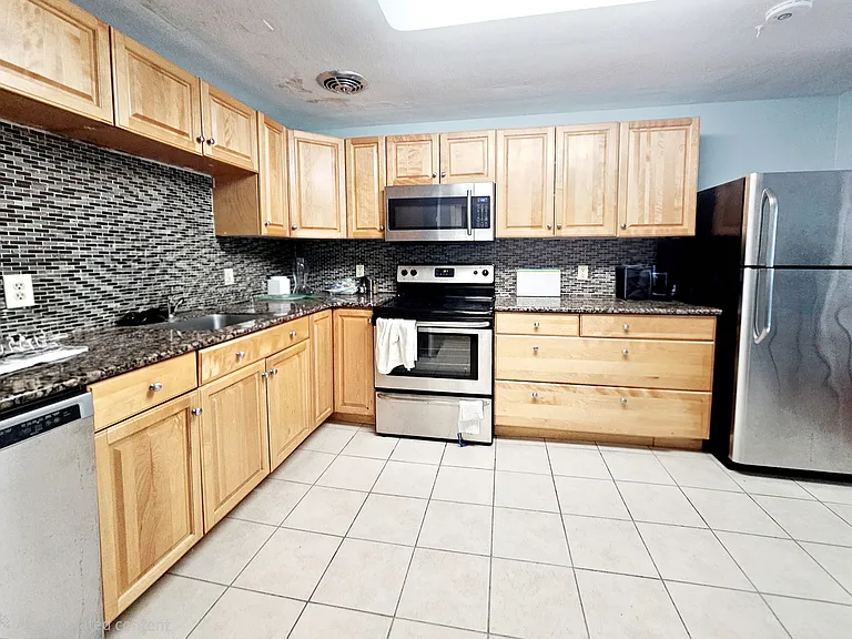 205 Kent St — Photo 4