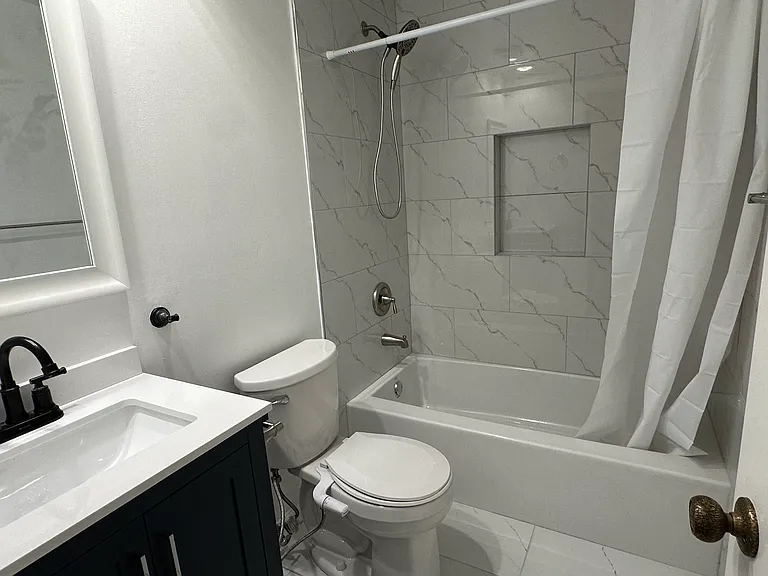 1505 Harewood Sq — Photo 7