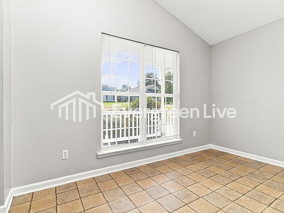 3rd image of 376 Legend Oaks Dr