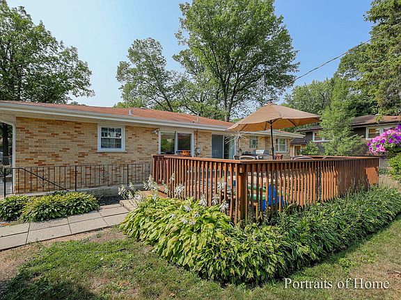 3rd image of 243 E Montrose Ave