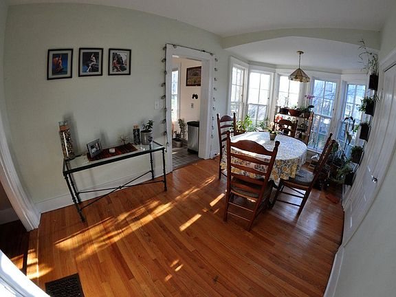 4th image of 431 Lyon St NE