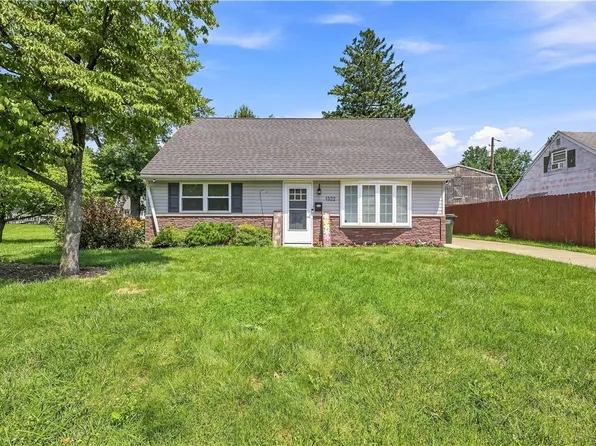1322 W Rosemont Dr, Bethlehem, PA 18018