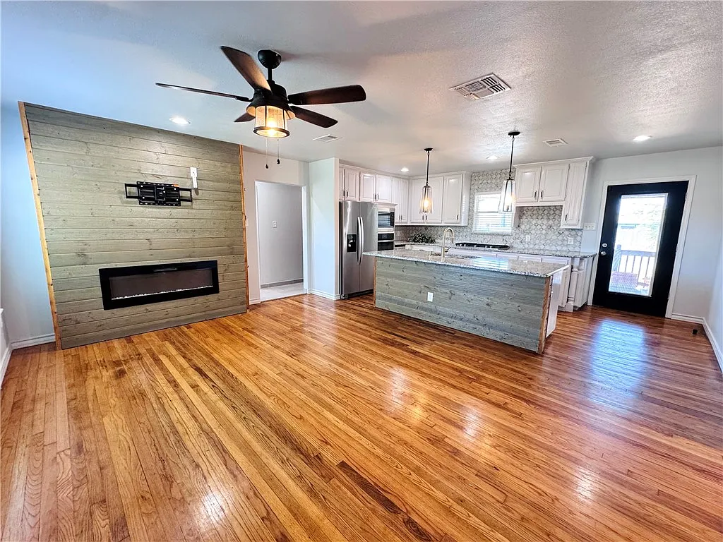 4 bed, 3.0 bath, 1344 sqft, $2,200 — Photo 3