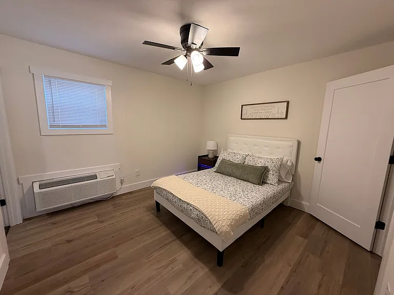 1020 College — Photo 7