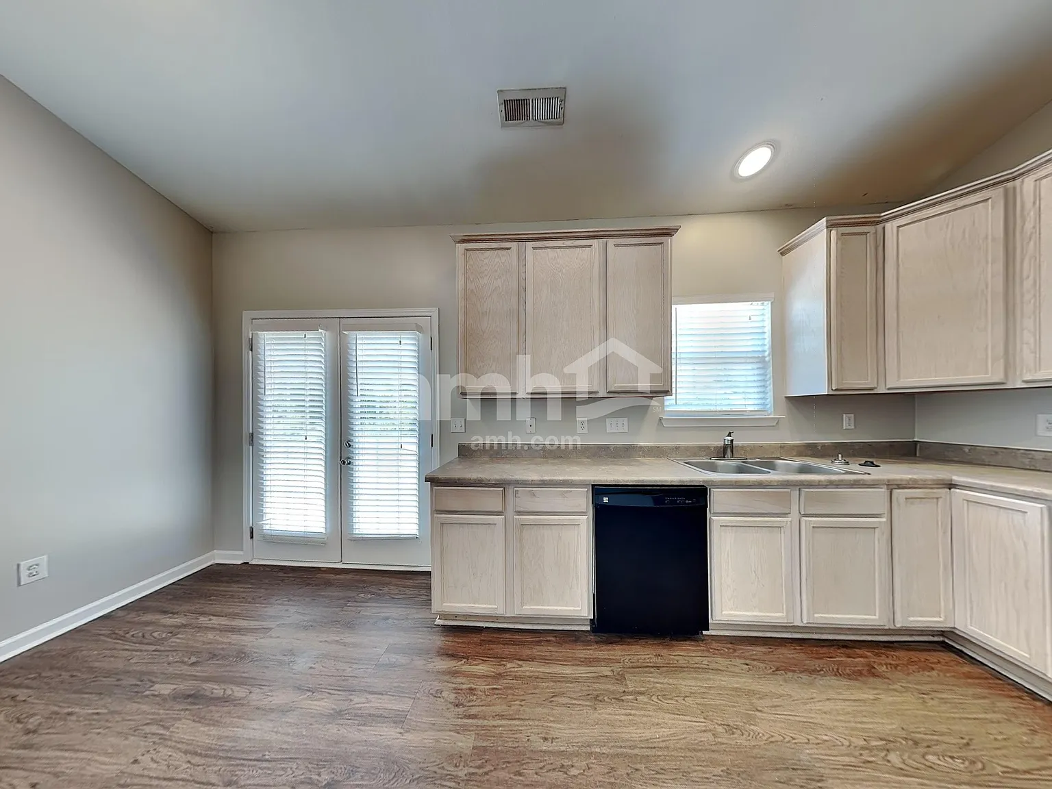 3 bed, 2.0 bath, 1328 sqft, $1,945 — Photo 3