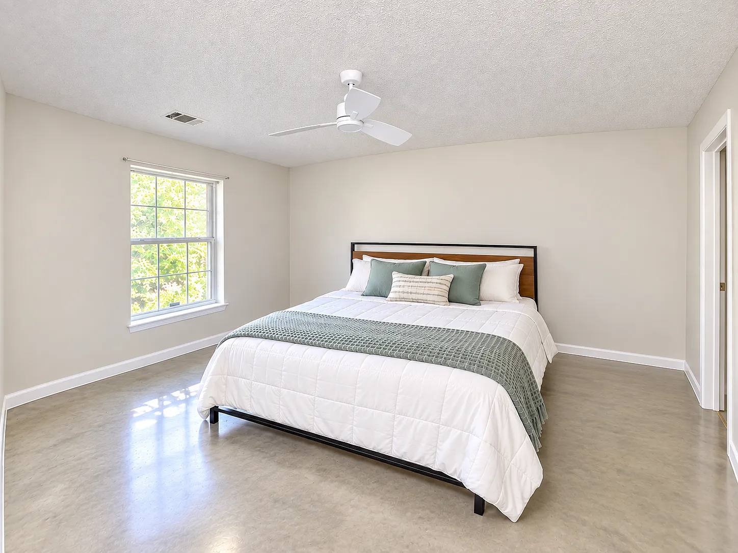 3 bed, 1353 sqft, $2,200 — Photo 3
