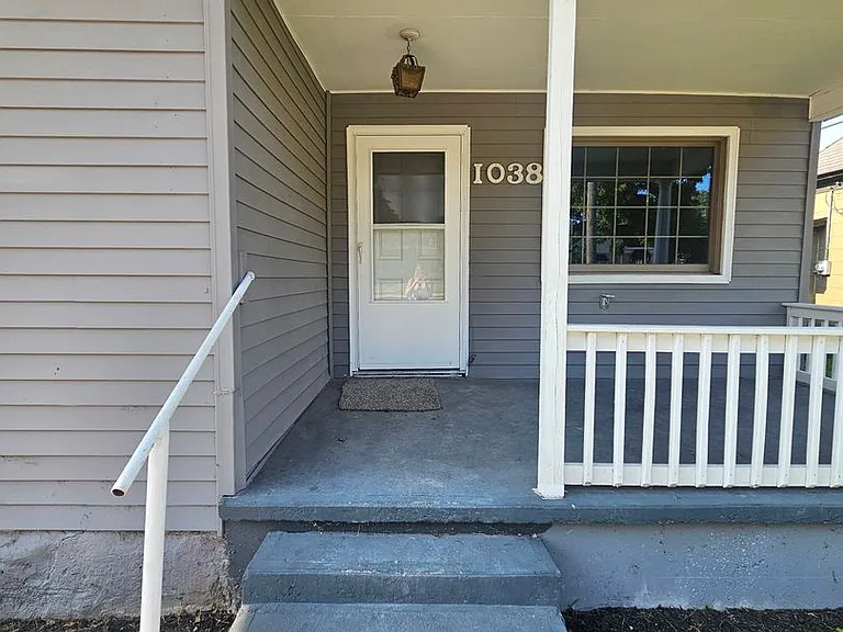 1038 E Division St — Photo 2