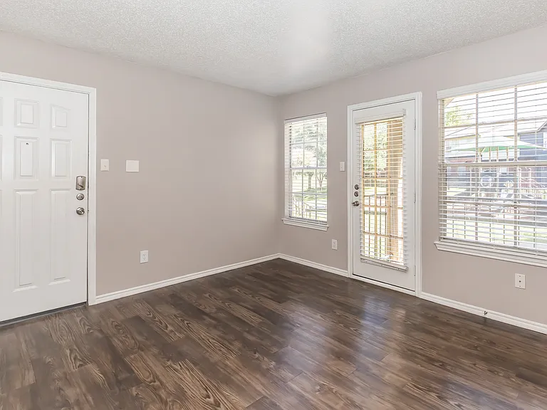 Eagle's Point Apartments — Photo 12