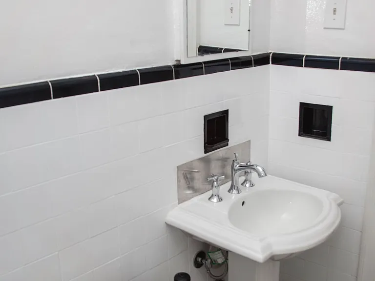 Gray Court Apartments — Photo 18