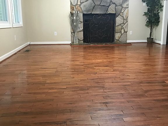 4th image of 3205 Greenbriar Dr