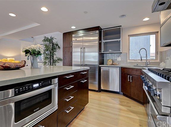 4th image of 445 Manhattan Ave