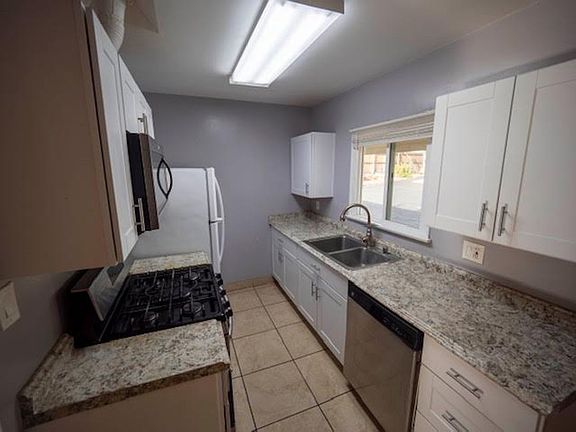 4th image of 13079 Gladstone Ave