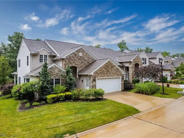 138 Stonecreek Dr, Mayfield Heights, OH 44124