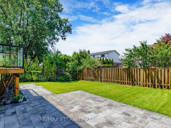 22 Sanderson Cres, Richmond Hill, ON L4C 5L4