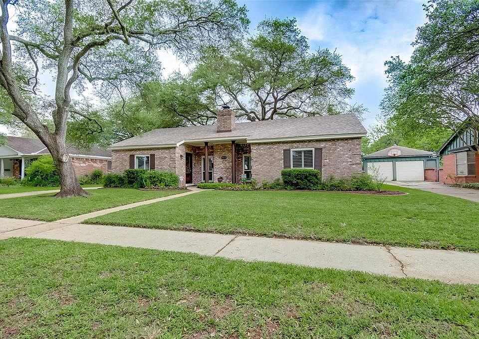 This home has wonderful curb appeal, and has been recently updated with new exterior columns on the front porch, (4/19)interior paint throughout, (4/19) granite kitchen counters, new hardware, and more!