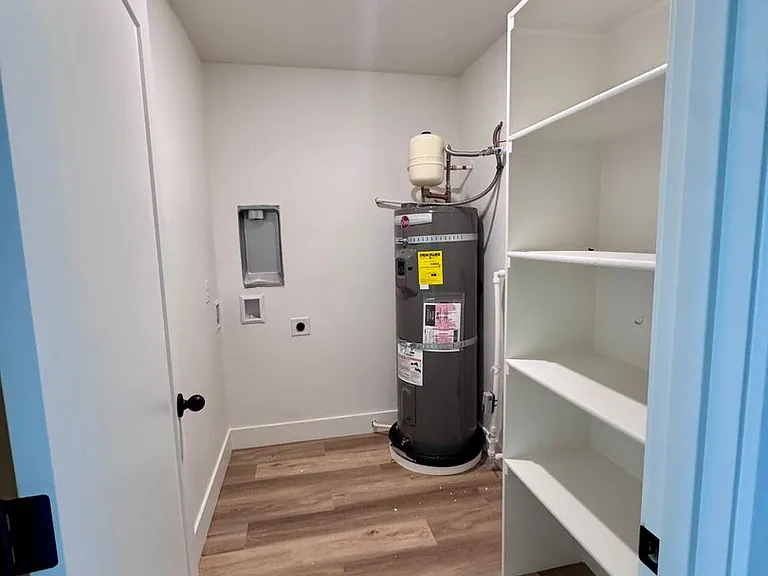 Brand New, Beautiful Townhomes! 2 & 3 Bedrm Units Available — Photo 23