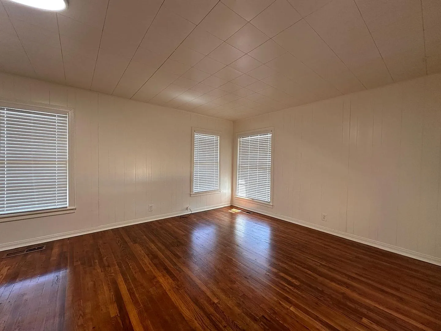 Charming 3 bed 1 bath brick home near Coggin Park — Photo 4