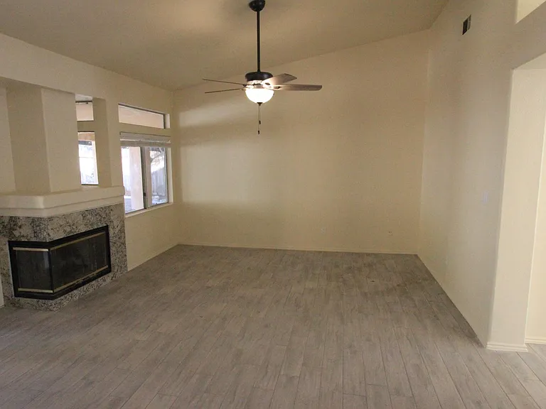 1104 Sand Creek Dr — Photo 3