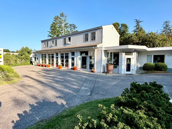 21 N Ferry Rd, Shelter Island, NY 11964