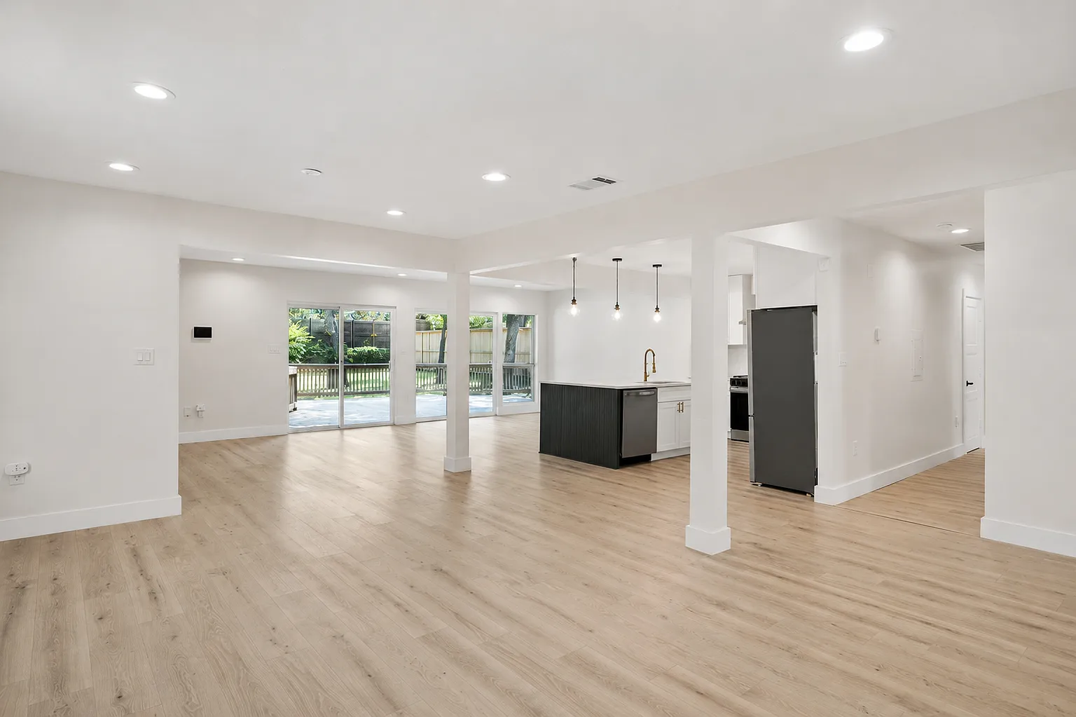 4 bed, 2481 sqft, $5,950 — Photo 4