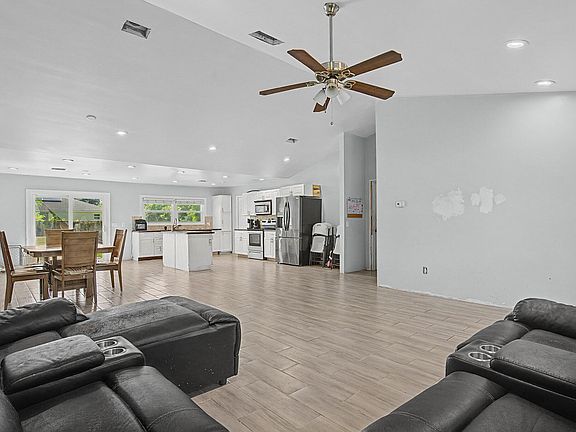 5th image of 426 SW SEAFLOWER Terrace