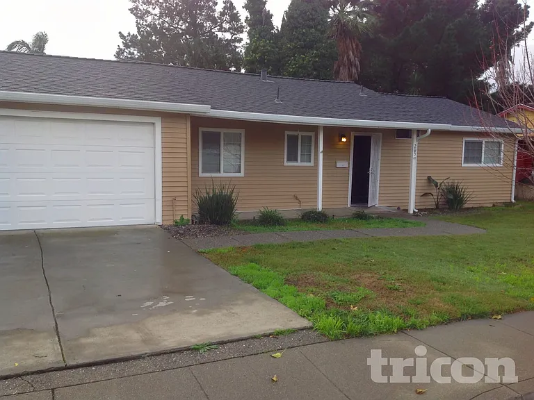 205 Elwood St — Photo 14