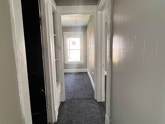4th image of 132 Hewitt Ave Floor 1