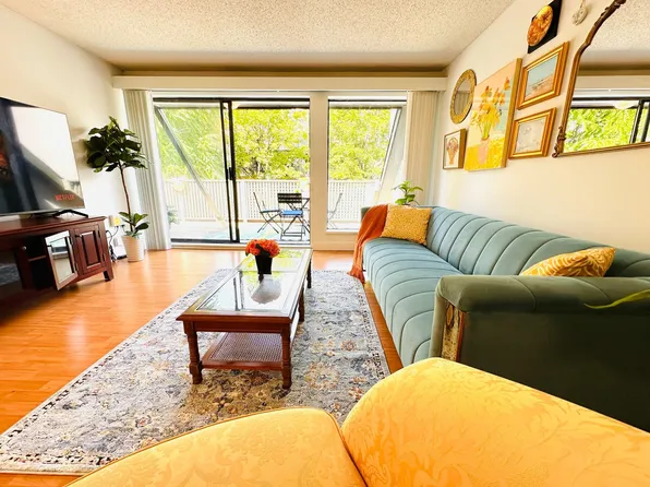 1955 Woodway Pl #411, Burnaby, BC V5B 4S5