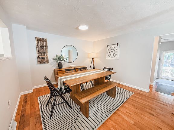 4th image of 20 Gaslight Ln