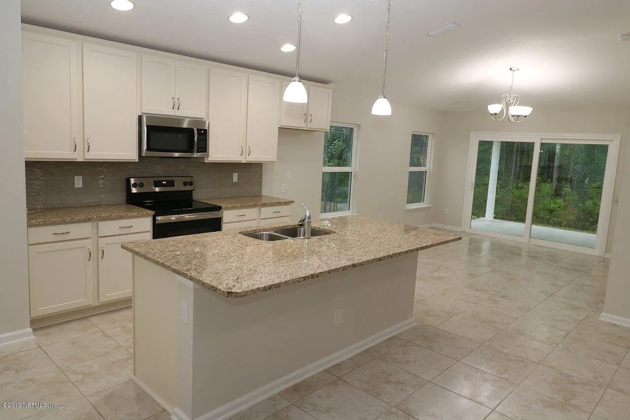 4 bed, 3.0 bath, 2010 sqft, $2,700 — Photo 4