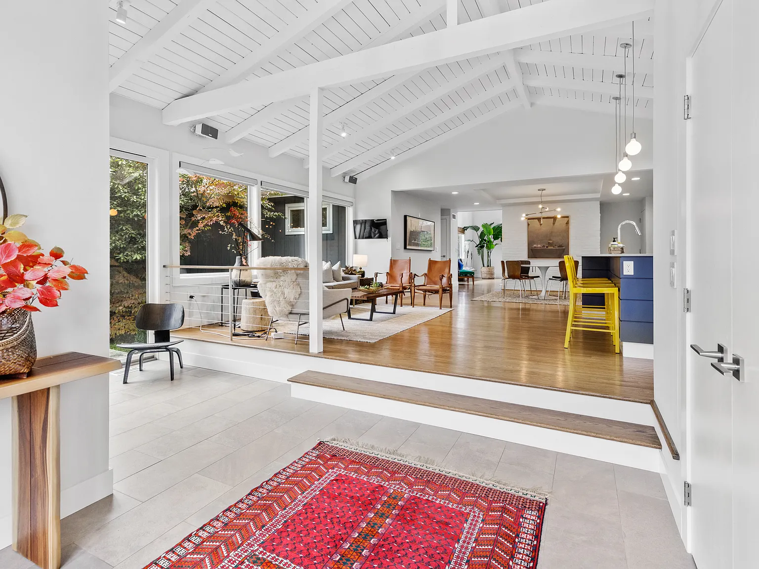 Beautiful Modern Home August Rental — Photo 4