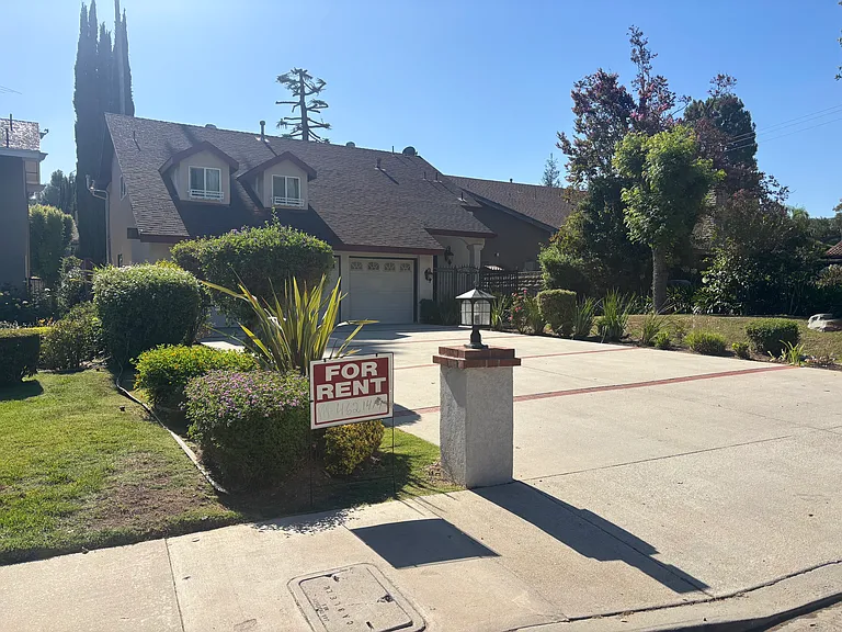 pix of the house taken from the street