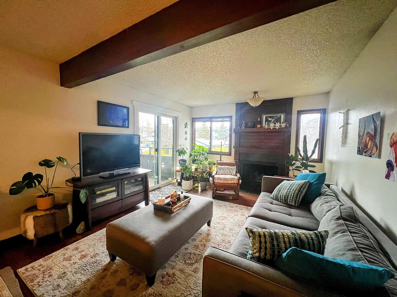 2 bed, 1000 sqft, $2,072 — Photo 1