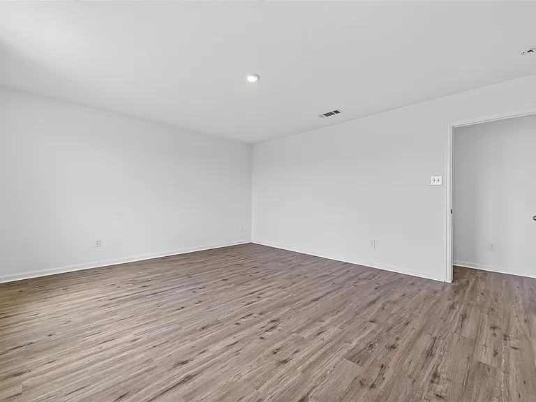 654 Amesbury Rd — Photo 37