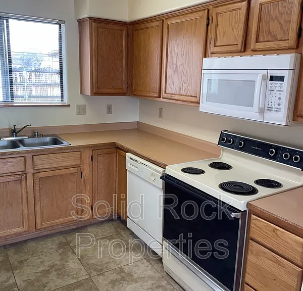 3230 N Victor Rd #C — Photo 5