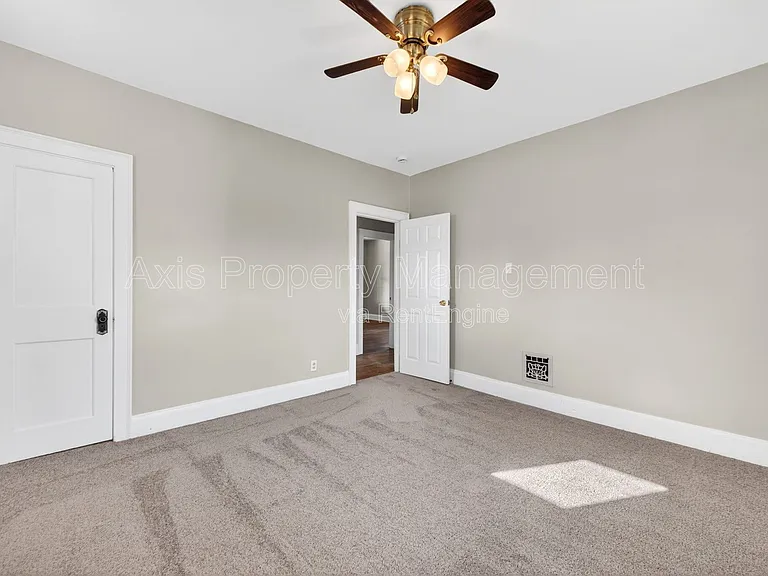 12 Lee Ave — Photo 5