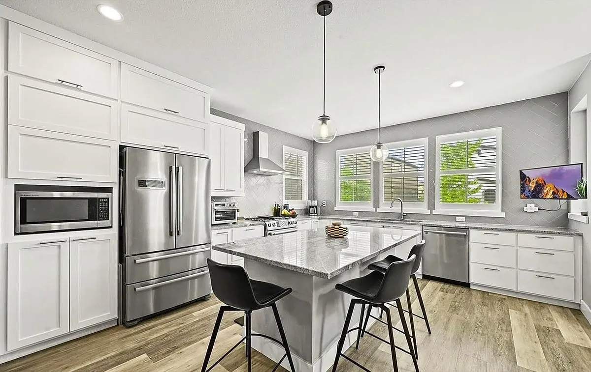 4 bed, 3.5 bath, 2722 sqft, $4,000 — Photo 2