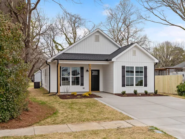 205 E Waddell St, Selma, NC 27576