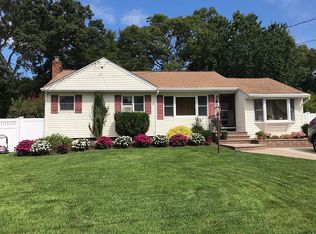 25 Harcourt Ave, Smithtown, NY 11787