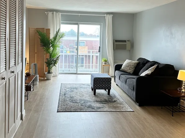 55 Greentree Ln APT 49, Weymouth, MA 02190