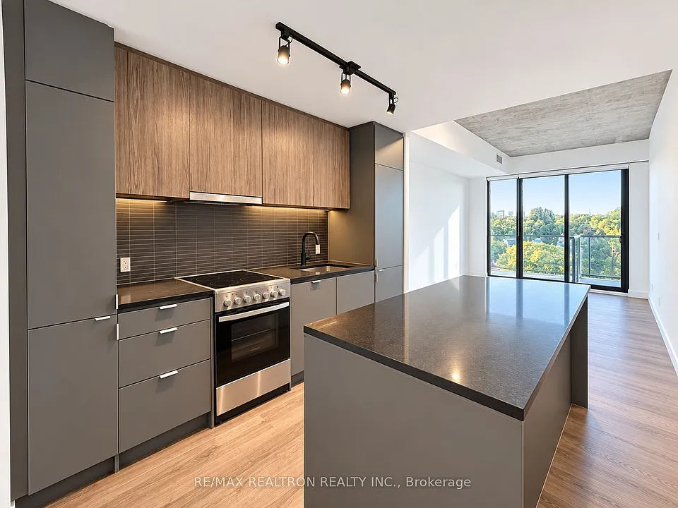 7 Smith Cres #608