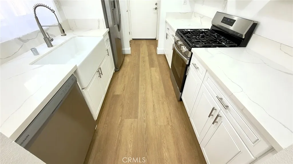 2 bed, 1200 sqft, $4,300 — Photo 1